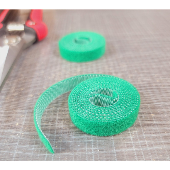 8 Pcs Garden Set. 4 Trimming Scissors, Sharpener, Gloves (M), 2 Plant Tie Rolls - Picture 8 of 9